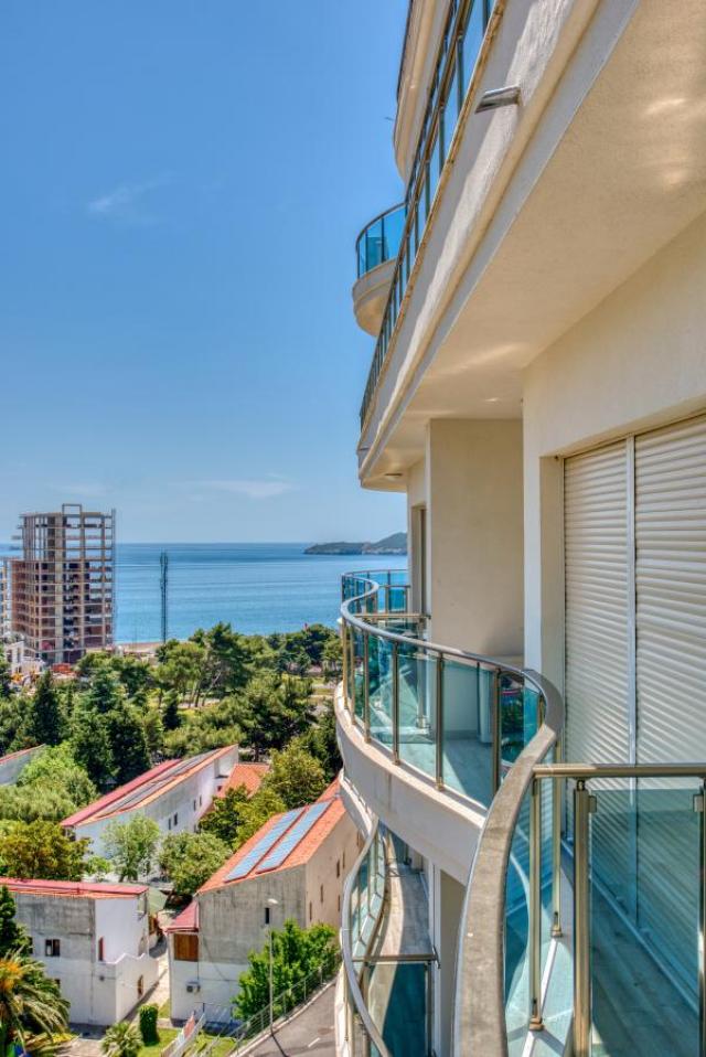 Luxury 1-bedroom apartment with a sea view in Budva for rent