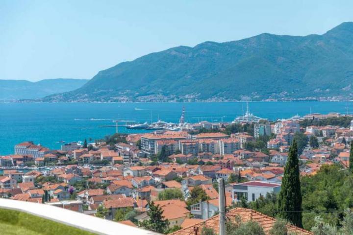 Gorgeous Furnished 5-bedroom Villa with a View over Tivat