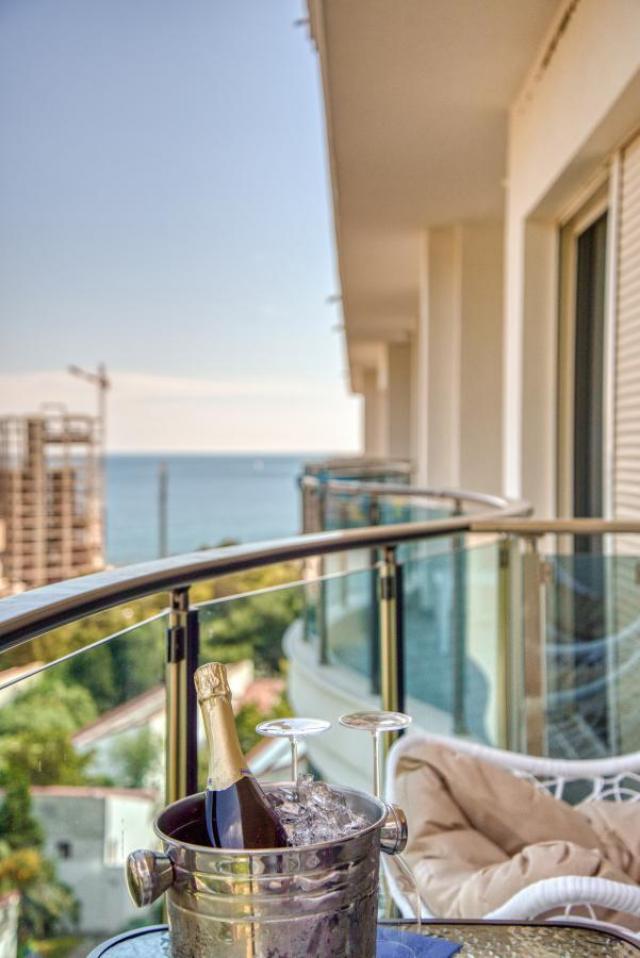 Luxury 1-bedroom apartment with a sea view in Budva for rent