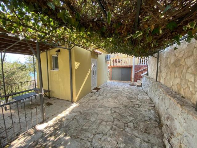 House by the sea at a good price (Krasici)