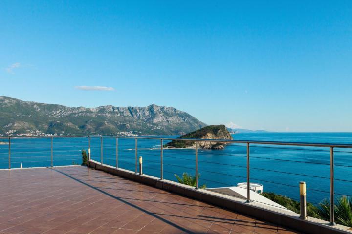 Three-room apartment, with a panoramic view of the sea, Budva