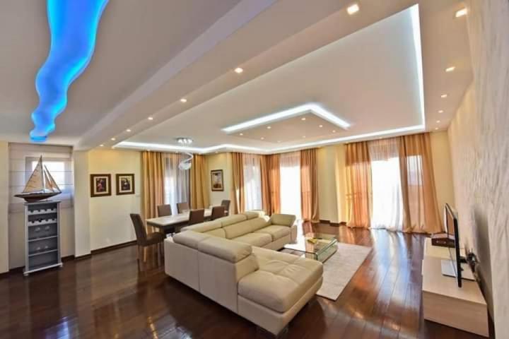 Luxury 3-bedroom apartment with a sea view in Petrovac for sale