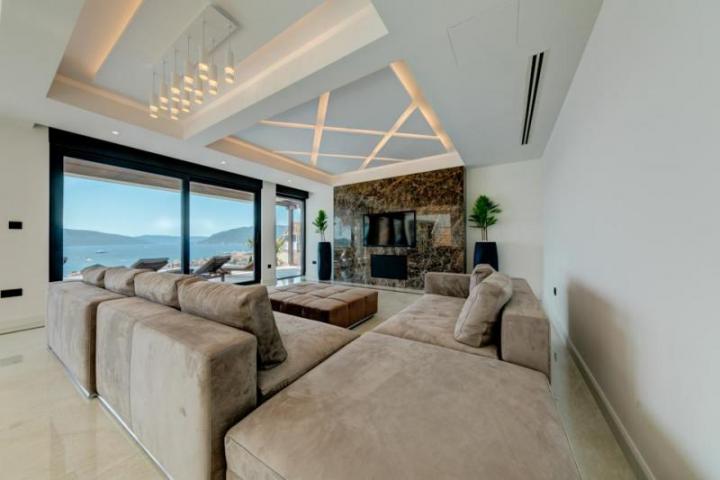 Gorgeous Furnished 5-bedroom Villa with a View over Tivat