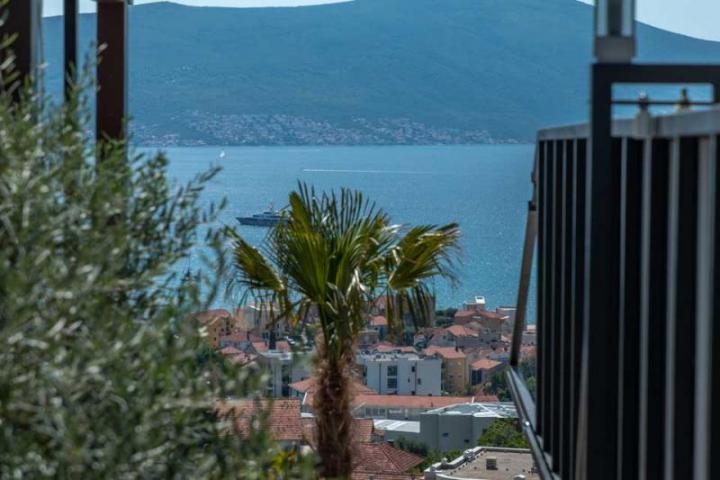 Gorgeous Furnished 5-bedroom Villa with a View over Tivat