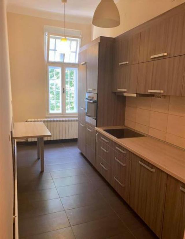 Izdavanje, Poslovni prostor, 120m2 , Centar