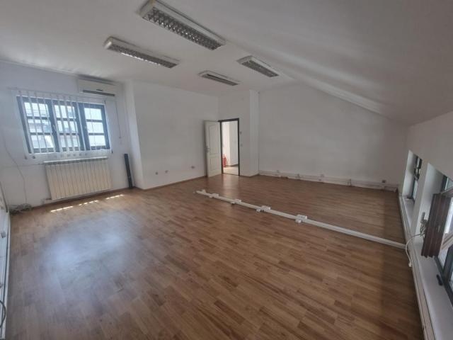 Izdavanje, Poslovni prostor, 160m2 , Južni bulevar