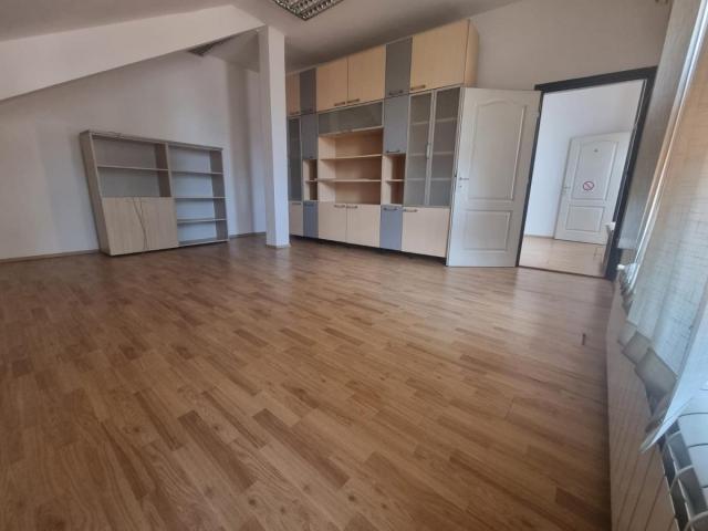 Izdavanje, Poslovni prostor, 160m2 , Južni bulevar