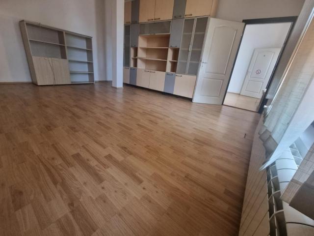 Izdavanje, Poslovni prostor, 160m2 , Južni bulevar