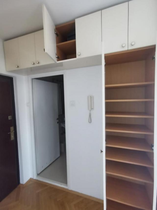 Izdavanje, Stan, 40m2 , Blok 12 - YUBC