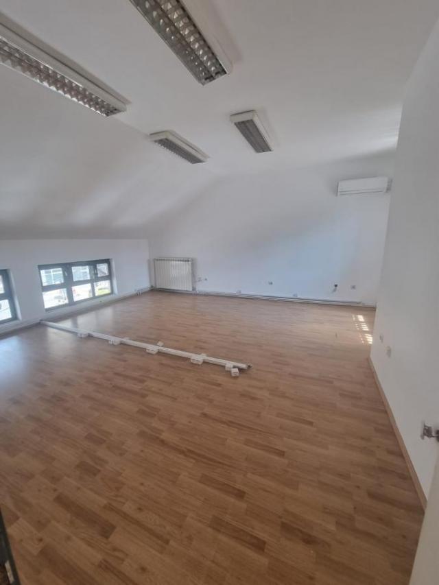 Izdavanje, Poslovni prostor, 160m2 , Južni bulevar