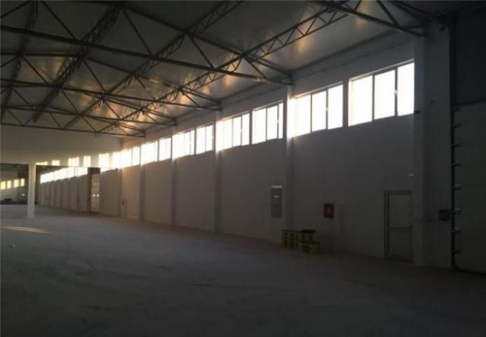 Izdaje se hala 2000m2 + kancelarije 500m2