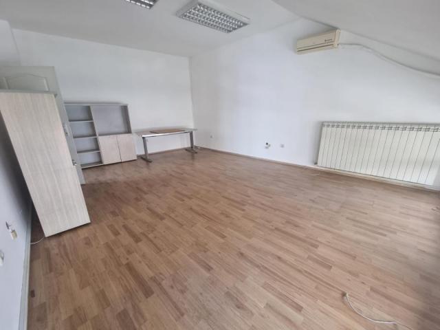 Izdavanje, Poslovni prostor, 160m2 , Južni bulevar