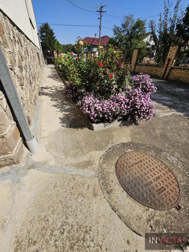 Porodična kuća sa dve stambene jedinice