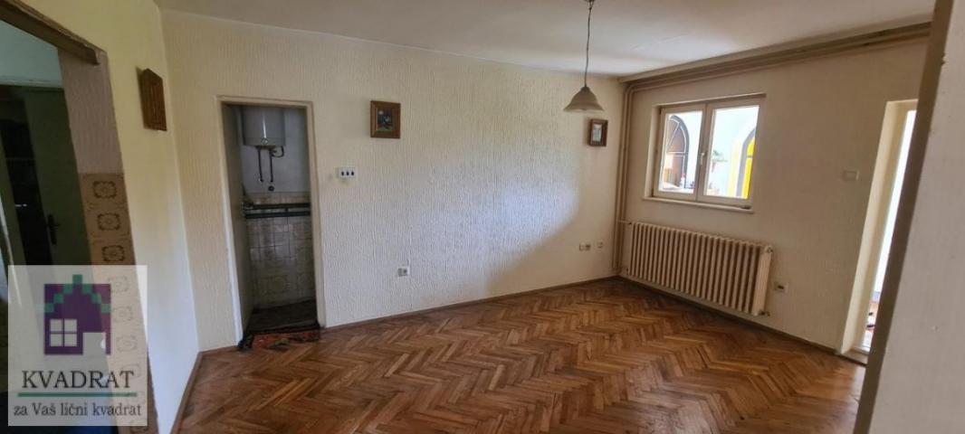 Kuća 180 m² + pomoćna kuća 30 m², 10 ari, Obrenovac, (POLUNAMEŠTENA) – 165 000 €