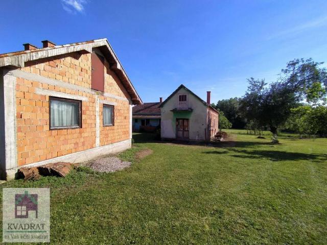 Seosko imanje sa kućama 65m2+146m2, 85 ari, Ub, Takovo – 36 000€