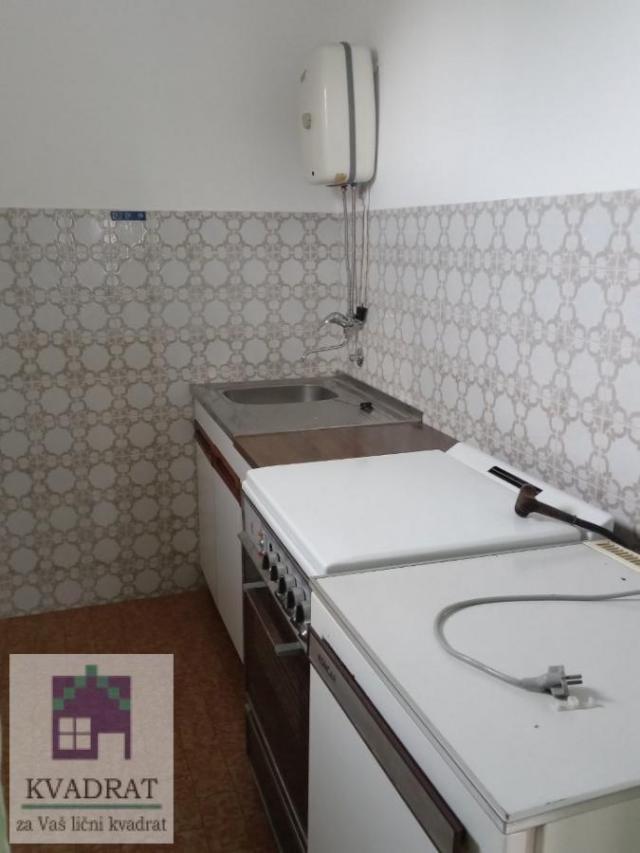 Kuća 180 m² + pomoćna kuća 30 m², 10 ari, Obrenovac, (POLUNAMEŠTENA) – 165 000 €