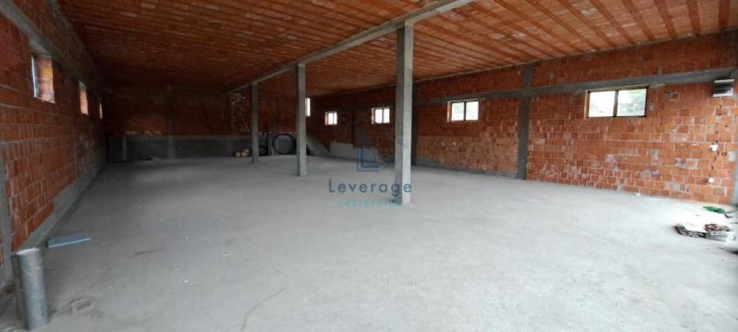 Poslovna zgrada, Surčin, 800 m2 + park. mesta