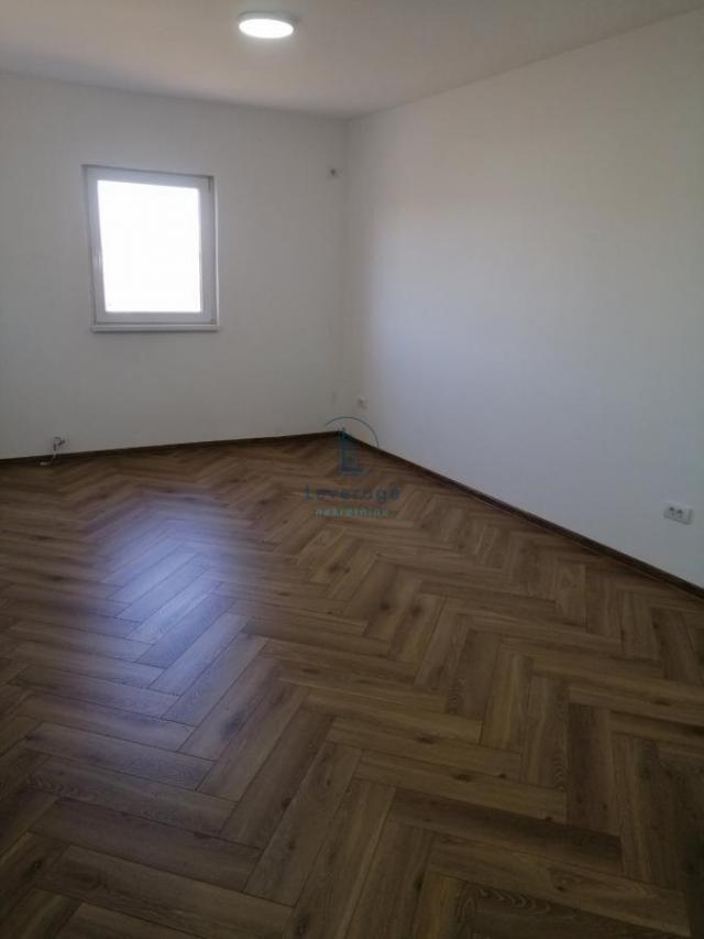 Poslovni prostor, Borča-put za Ovču, 400m2, 20a