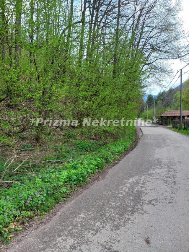 Hitno na prodaju veliki plac uz asfaltni put