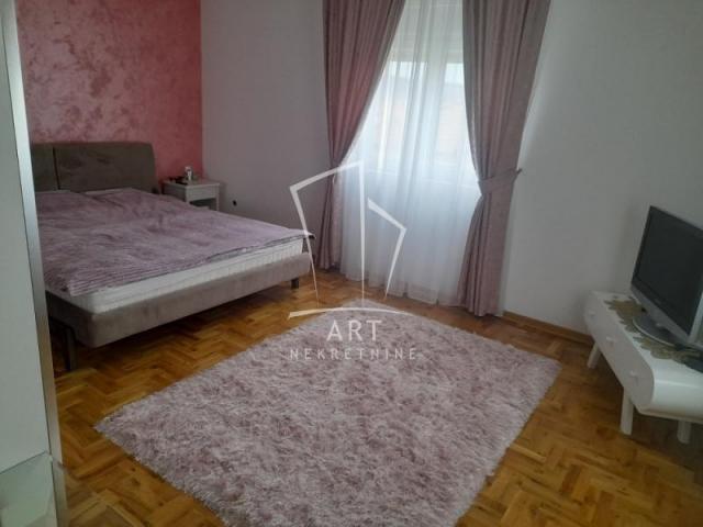 Kuća Jajinci, 399m2, 6ari placa ID#4022