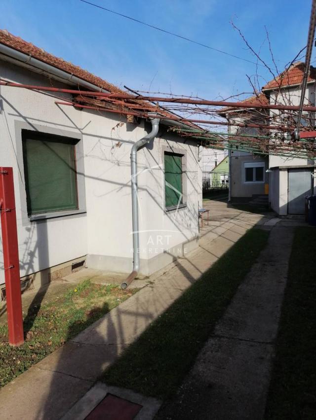 Surčin, Dobanovci, 77m2 , plus pomoćna zgrada od 35m2 ID#6899