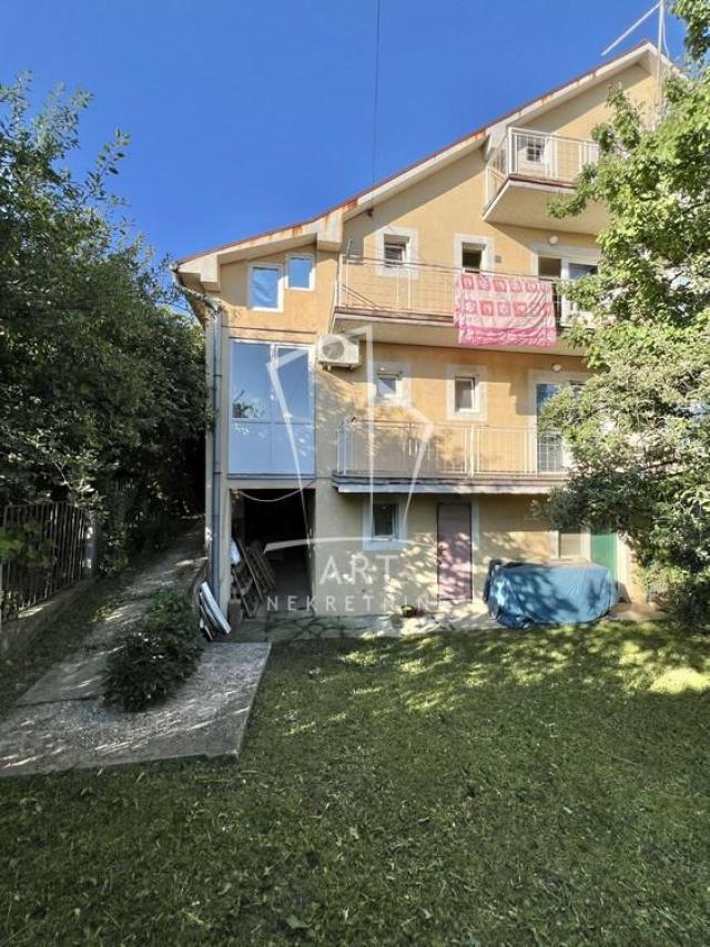 Kuća sa tri zasebna stana, mereno 210m2 ID#8126