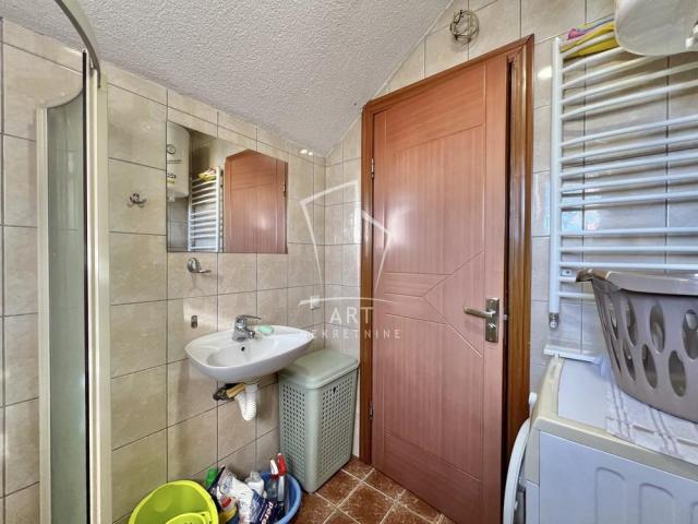 Kuća sa tri zasebna stana, mereno 210m2 ID#8126