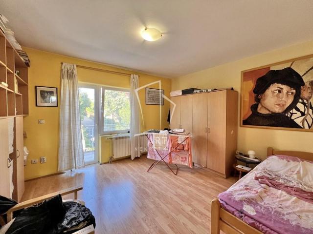 Kuća sa tri zasebna stana, mereno 210m2 ID#8126