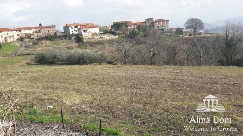 Građevinsko zemljište Prodaje se velika građevinska parcela sa puno potencijala!