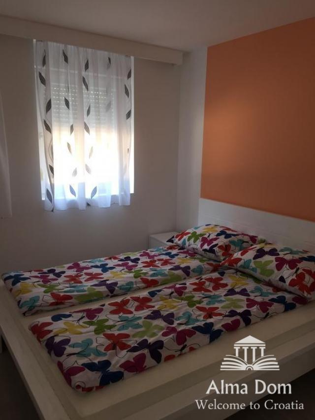 Kuća Pula, objekt sa apartmanima. Idealno za prenamjenu u dom za starije osobe. 