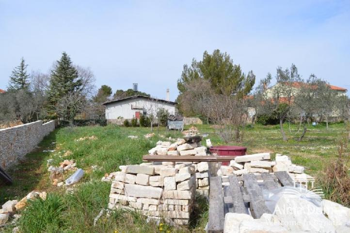 Building land Peroj, building land with a cottage.