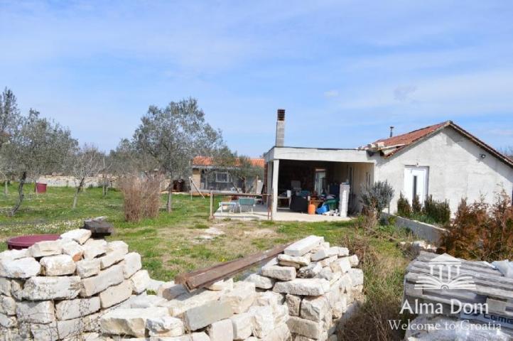 Building land Peroj, building land with a cottage.