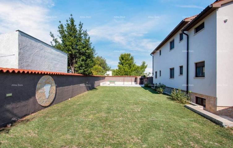 Haus Einfamilienhaus mit fünf Schlafzimmer in Premantura nah am Meer.