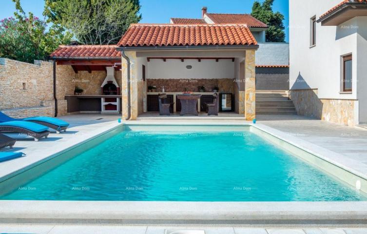 Haus Einfamilienhaus mit fünf Schlafzimmer in Premantura nah am Meer.