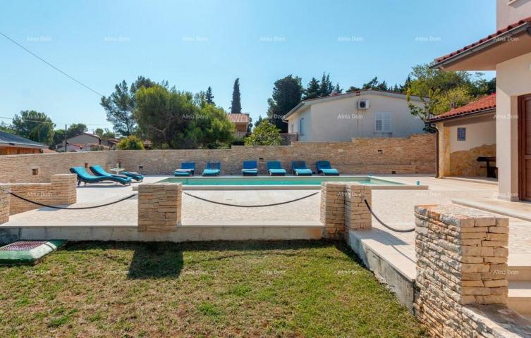 Haus Einfamilienhaus mit fünf Schlafzimmer in Premantura nah am Meer.