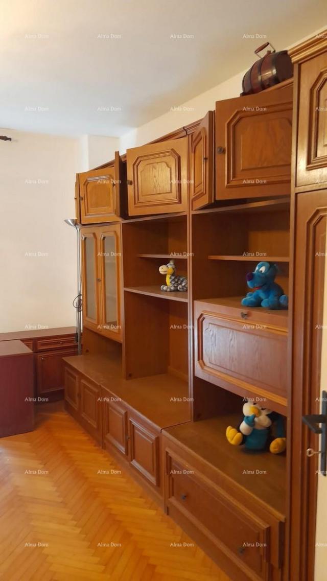 Kuća Prodaja, Ližnjan , kuća u nizu sa tri apartmana. 