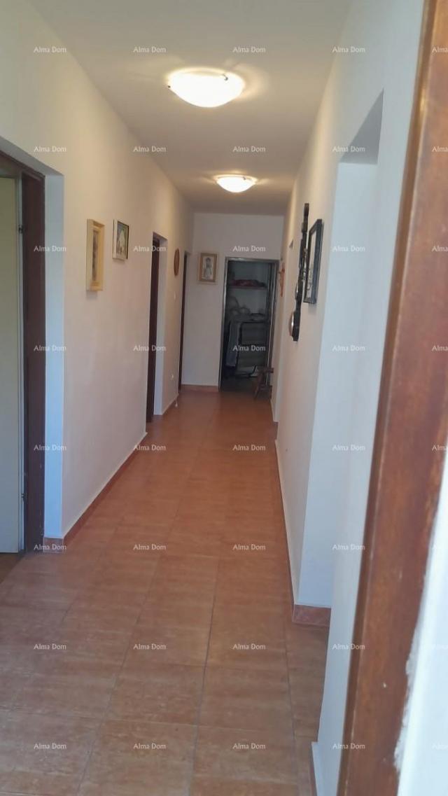 Kuća Prodaja, Ližnjan , kuća u nizu sa tri apartmana. 