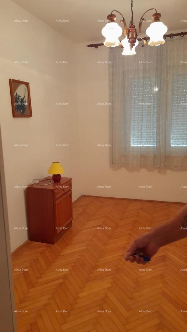 Kuća Prodaja, Ližnjan , kuća u nizu sa tri apartmana. 