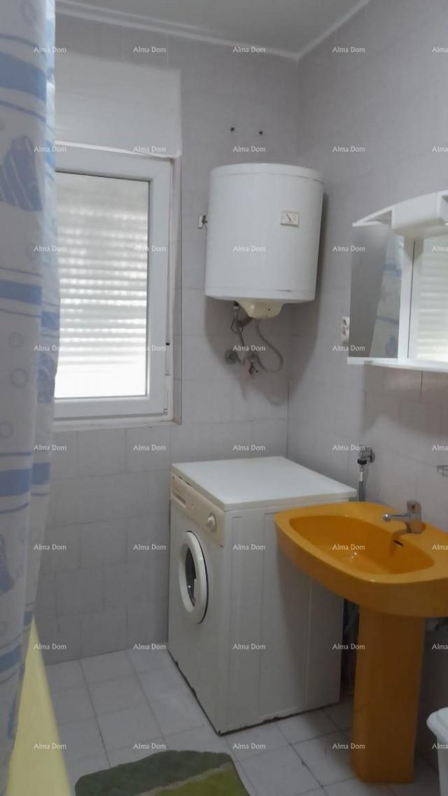 Kuća Prodaja, Ližnjan , kuća u nizu sa tri apartmana. 