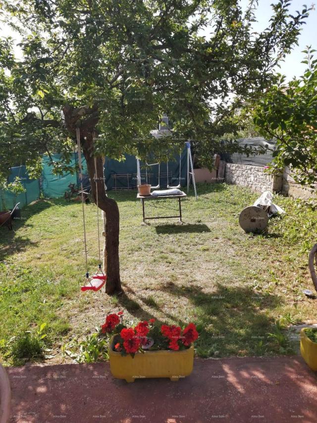 Haus Ein Haus mit einer Taverne, einer großen Terrasse, zwei Dreizimmerwohnungen, einem Hof ​​steht 