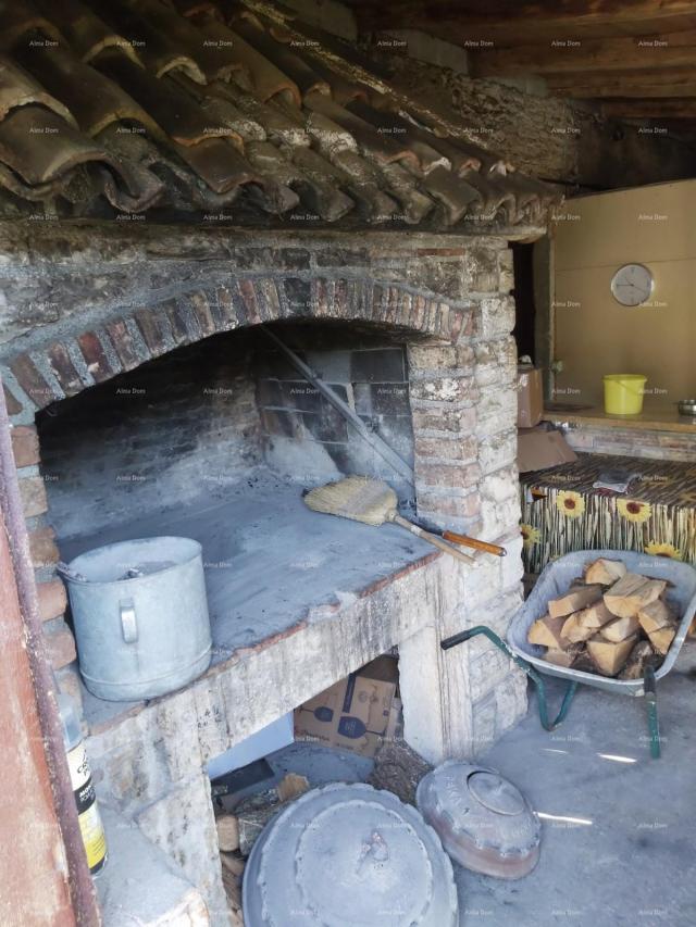 Haus Ein Haus mit einer Taverne, einer großen Terrasse, zwei Dreizimmerwohnungen, einem Hof ​​steht 