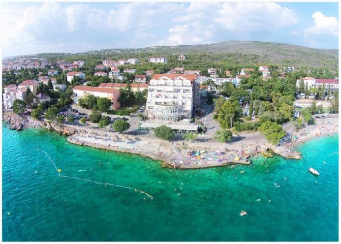 Hotel CRIKVENICA Das Hotel liegt nur 10 Meter vom kristalltürkisfarbene Meer;