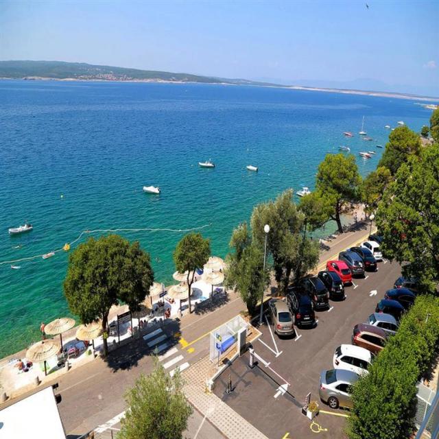 Hotel CRIKVENICA Das Hotel liegt nur 10 Meter vom kristalltürkisfarbene Meer;