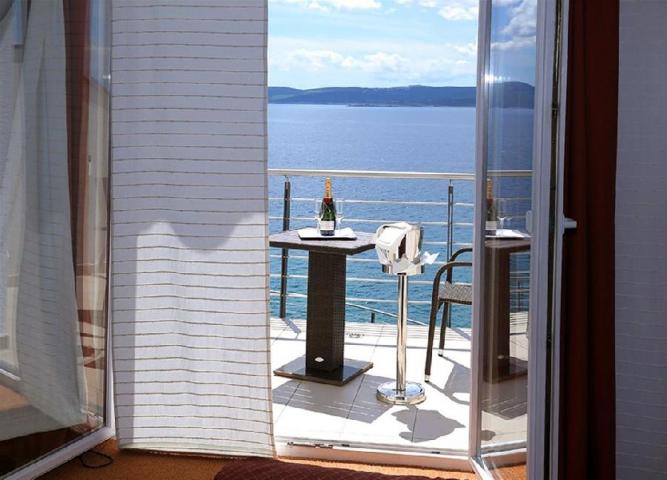 Hotel CRIKVENICA - The hotel is 10 meters from the crystal turquoise sea;