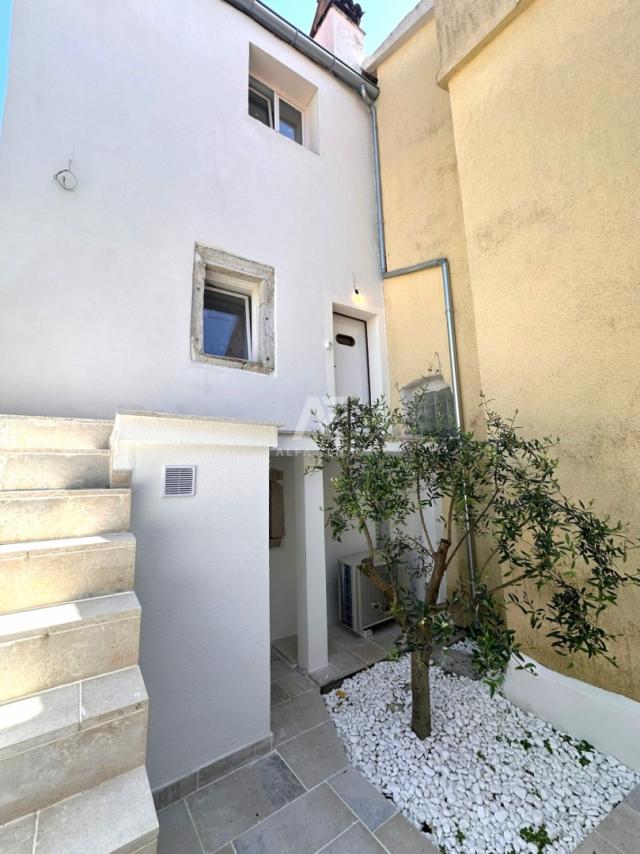 Stone house with three apartments in the center of Krk! ID 107