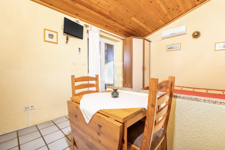 Punat, apartmanska kuća sa 6 apartmana prvi red do mora!! ID 267