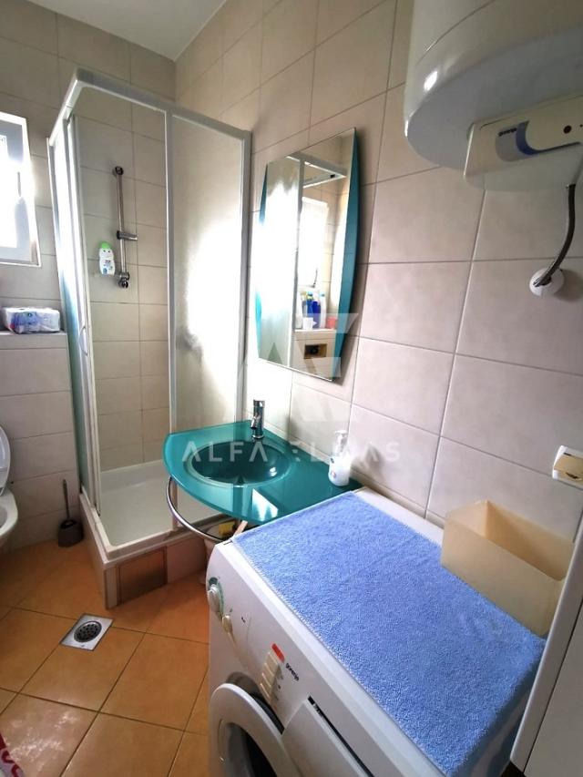 Malinska, apartman sa okućnicom 200 m od plaže!! ID 485