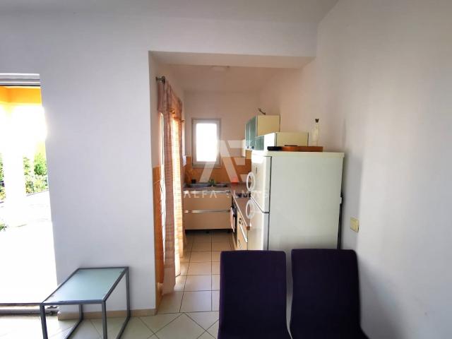 Malinska, apartman sa okućnicom 200 m od plaže!! ID 485