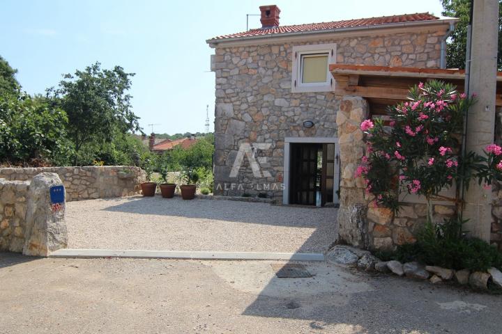 Freistehendes Steinhaus mit Pool in Dobrinj - ID 535