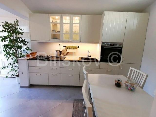 Hvar kuća sa 8 apartmana, 500 m2 stambeno, parking, garaža